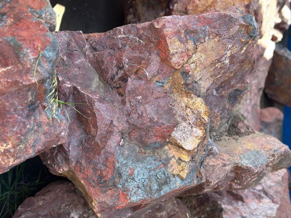 Камни для ландшафтного дизайна красно-фиолетовые 10-60 килограмм купить в Курганской области