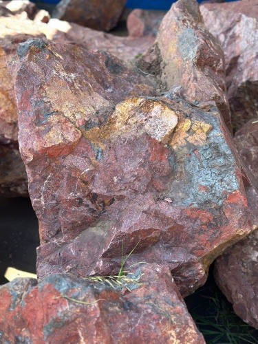 Камни для ландшафтного дизайна красно-фиолетовые 10-60 килограмм купить в Курганской области