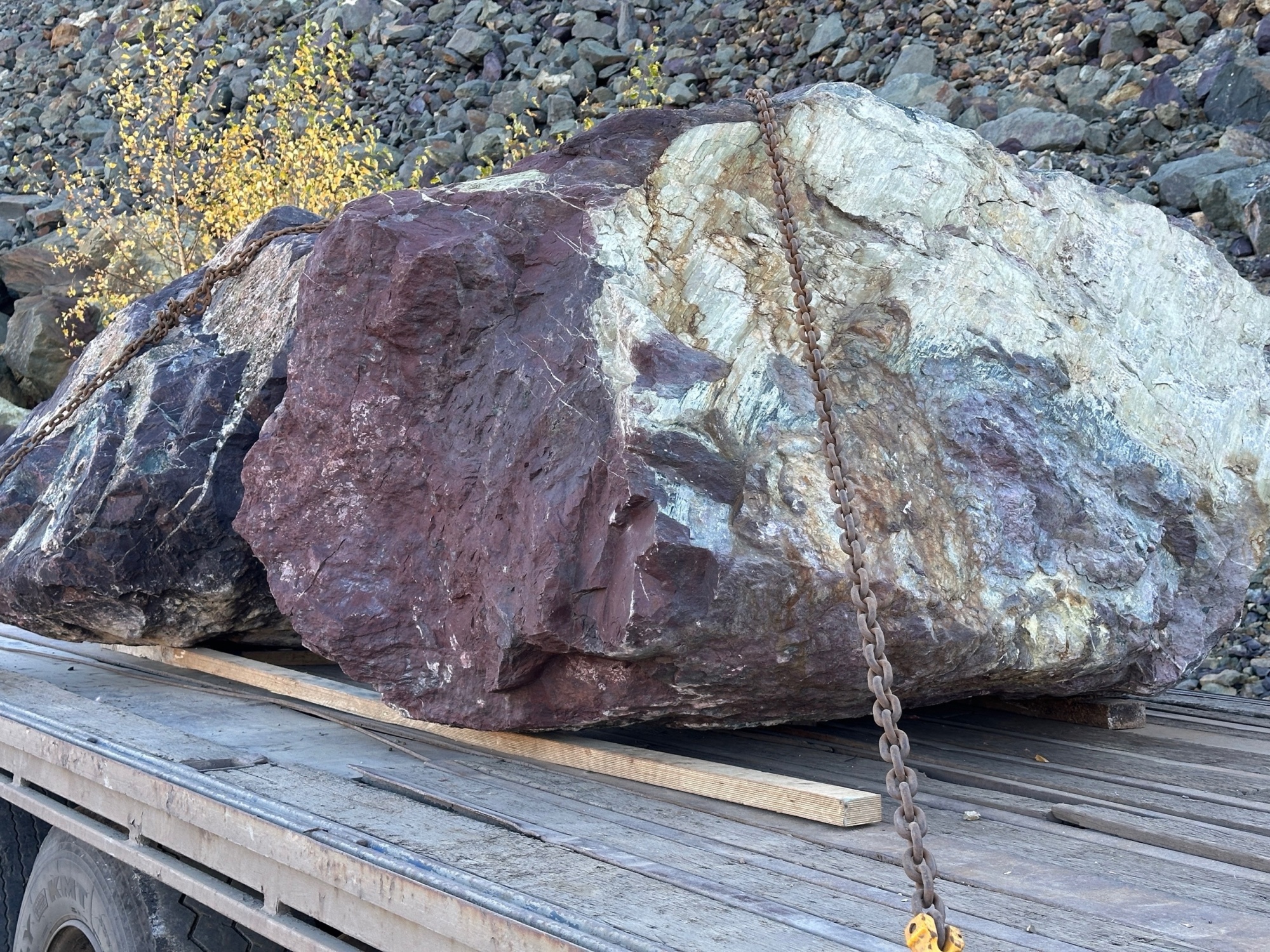 Огромные красно-фиолетовые валуны для ландшафтного дизайна весом более 5 тонн купить в Курганской области