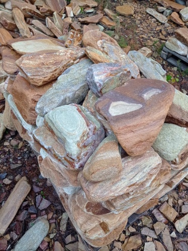 Златолит жёлтый, жёлто-зелёный глыбки и валуны для ланшафтного дизайна купить в Курганской области