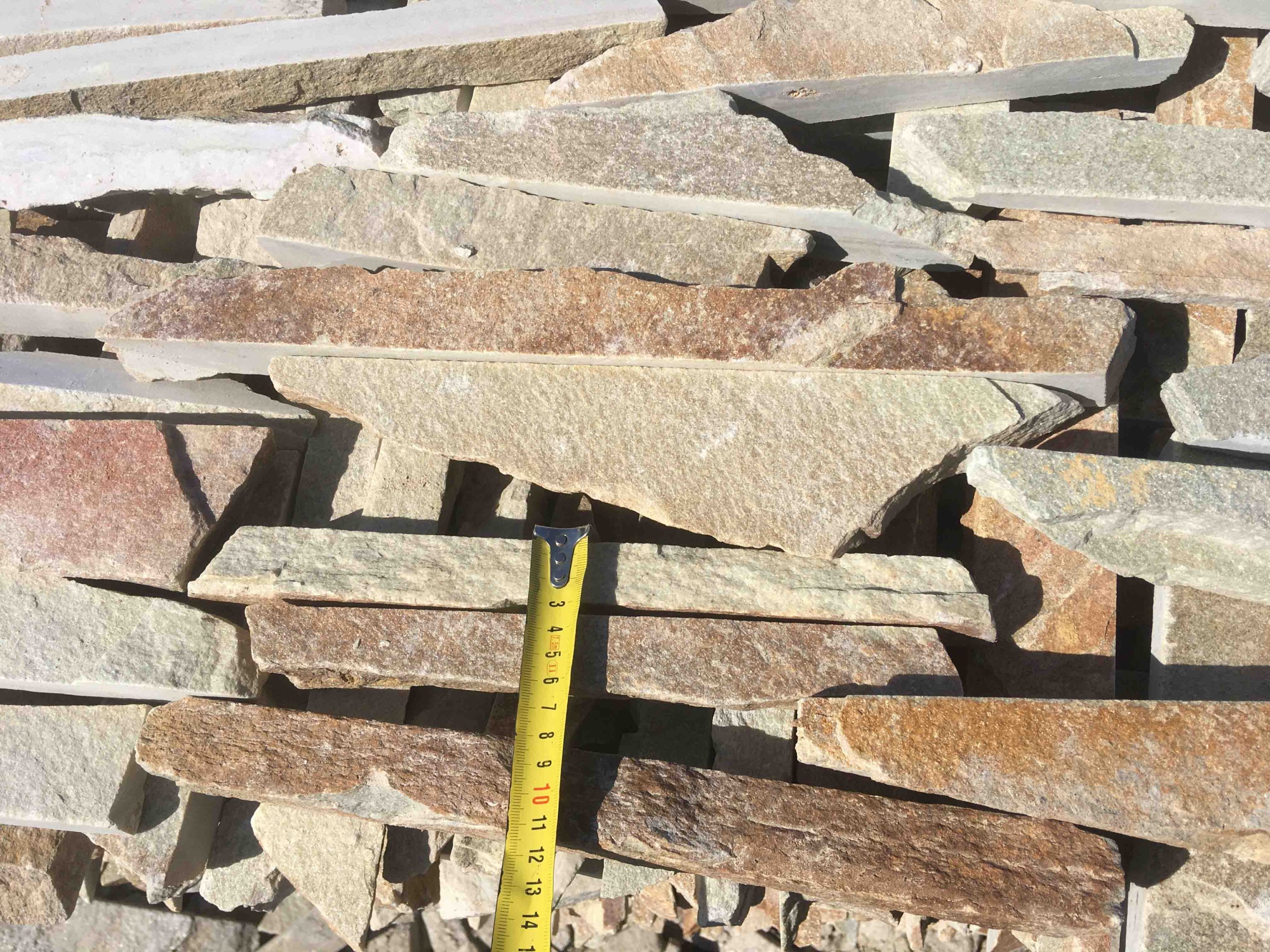 Горбушка златолит золотистый для облицовки купить в Курганской области