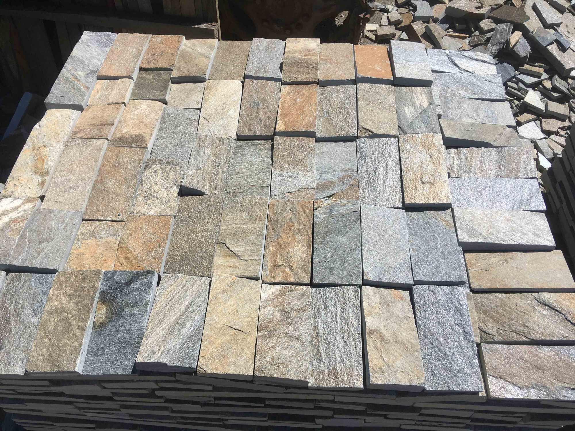 Плитка пилёная златолит Уральский для цоколя, отмостки купить в Курганской области