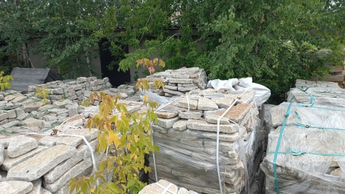 Плитняк галтованный гранитный для ландшафтного дизайна купить в Курганской области