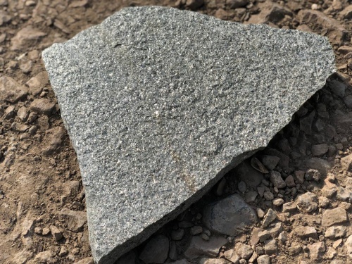 Плитняк златолит Уральский для цоколя, отмостки купить в Курганской области