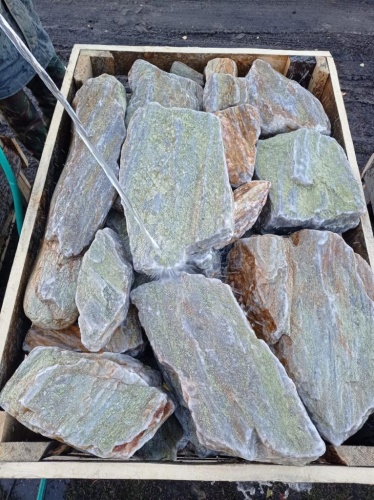 Златолит жёлтый, жёлто-зелёный глыбки и валуны для ланшафтного дизайна купить в Курганской области