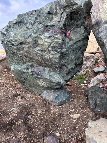 Гигантские зелёные валуны для ландшафтного дизайна весом более 5 тонн купить в Курганской области