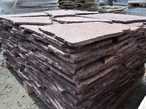 Плитняк лемезит бордовый для облицовки цоколя 20-25 мм  купить в Курганской области