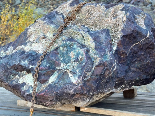 Огромные красно-фиолетовые валуны для ландшафтного дизайна весом более 5 тонн купить в Курганской области