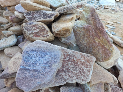 Златолит жёлтый, жёлто-зелёный глыбки и валуны для ланшафтного дизайна купить в Курганской области