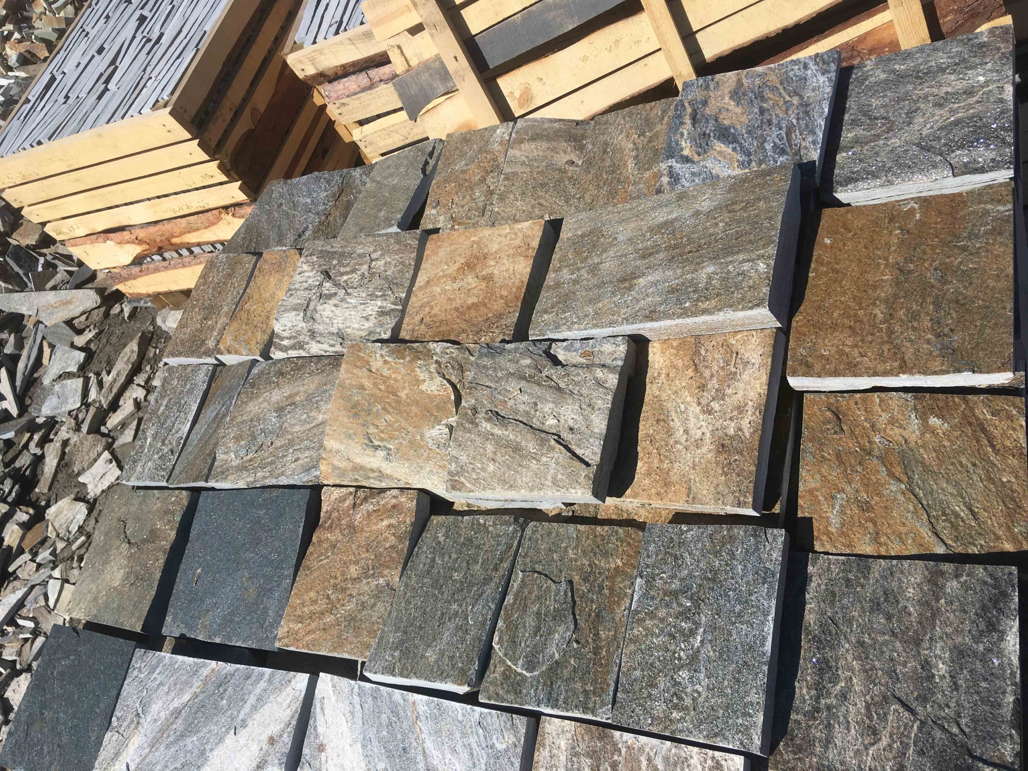 Плитка пилёная златолит Уральский для цоколя, отмостки купить в Курганской области