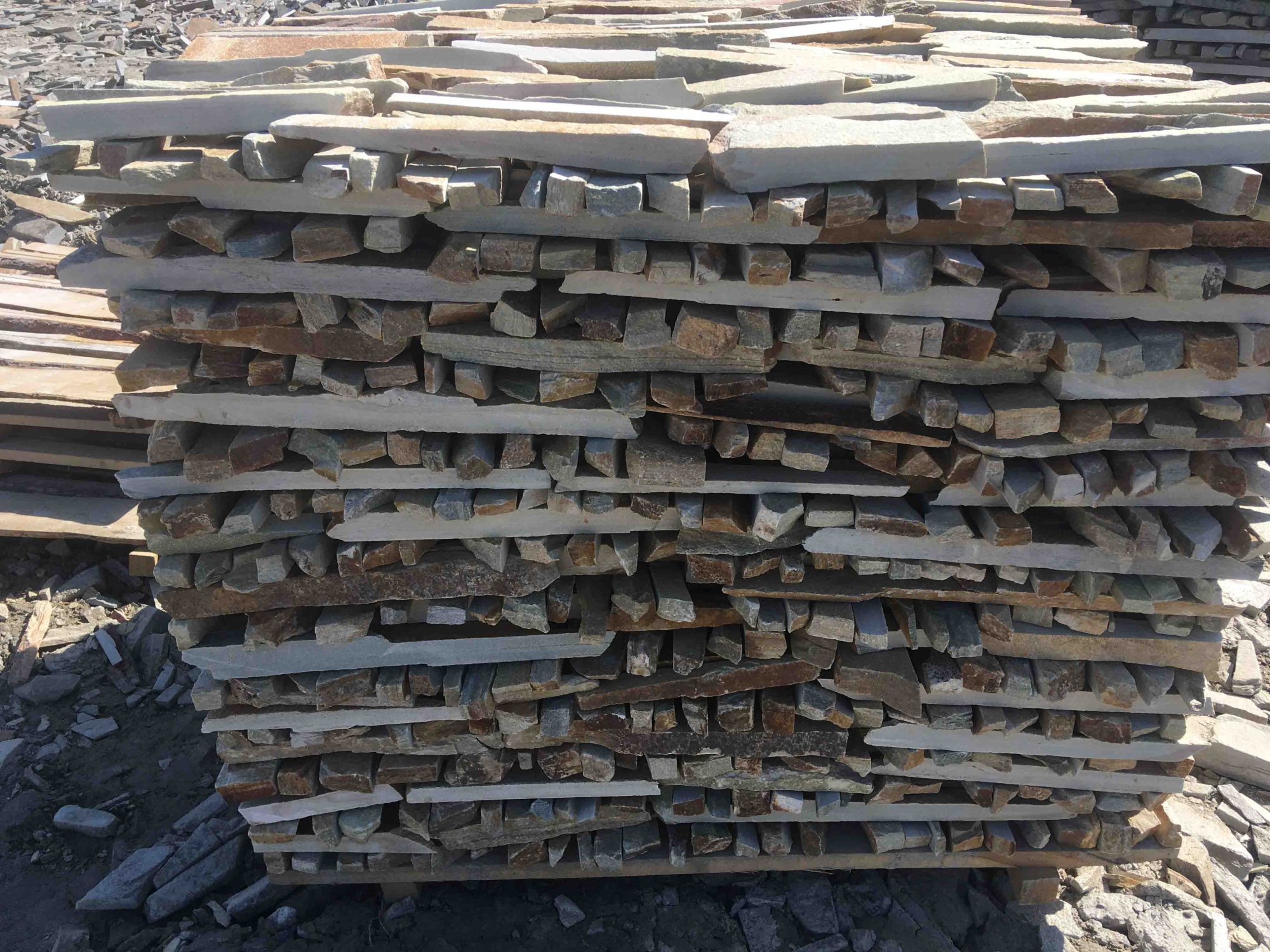 Горбушка златолит золотистый для облицовки купить в Курганской области