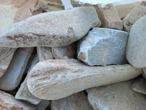 Златолит жёлтый, жёлто-зелёный глыбки и валуны для ланшафтного дизайна купить в Курганской области