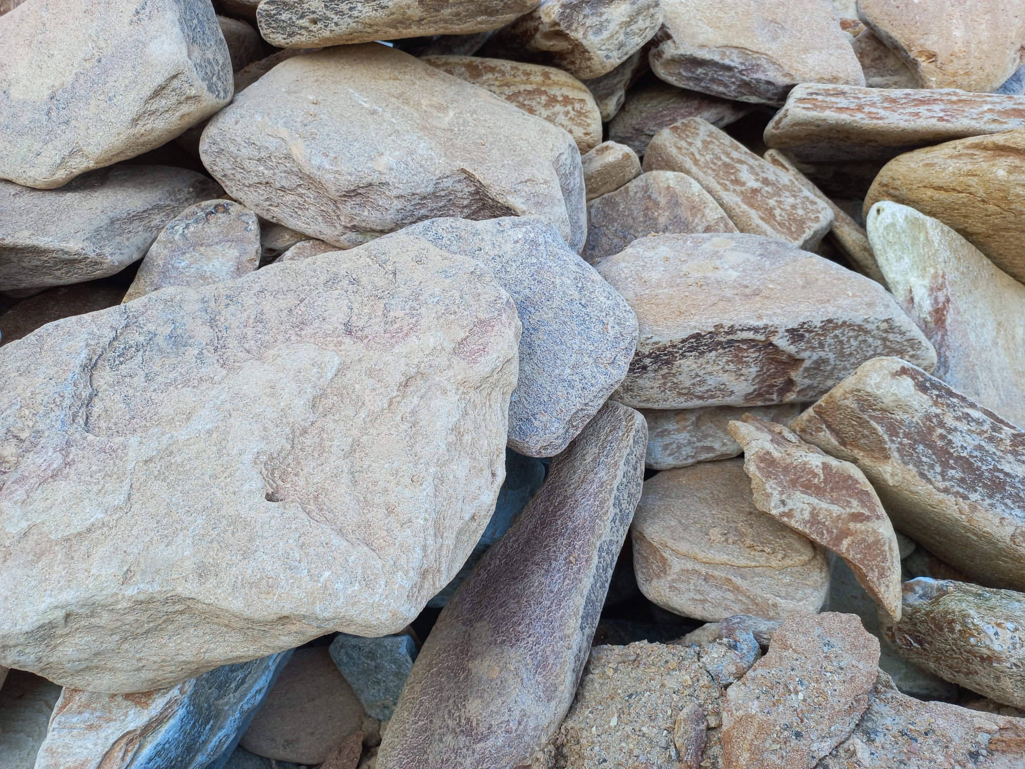 Златолит жёлтый, жёлто-зелёный глыбки и валуны для ланшафтного дизайна купить в Курганской области