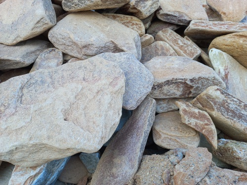 Златолит жёлтый, жёлто-зелёный глыбки и валуны для ланшафтного дизайна купить в Курганской области