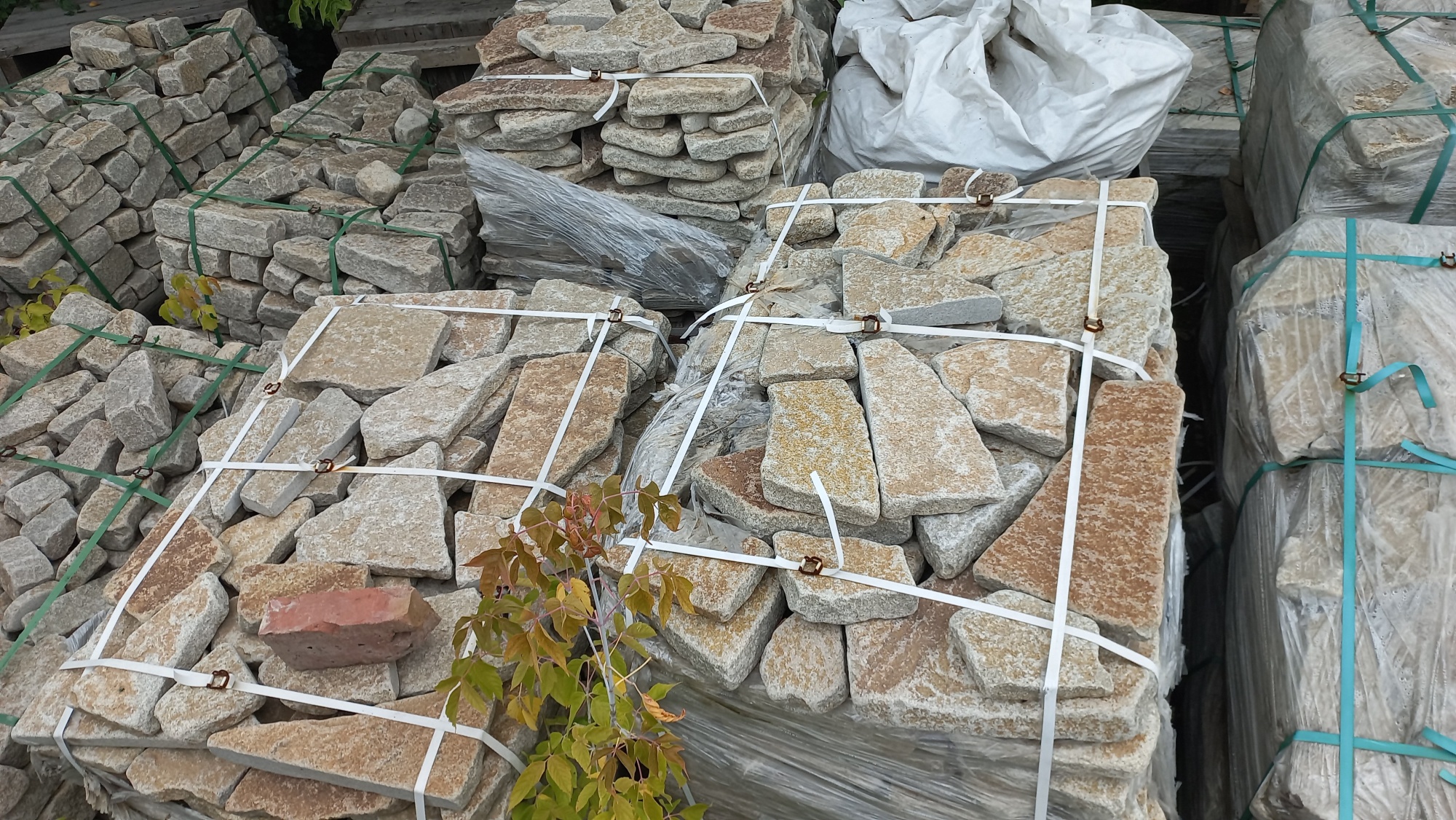 Плитняк гранитный галтованный купить в Курганской области