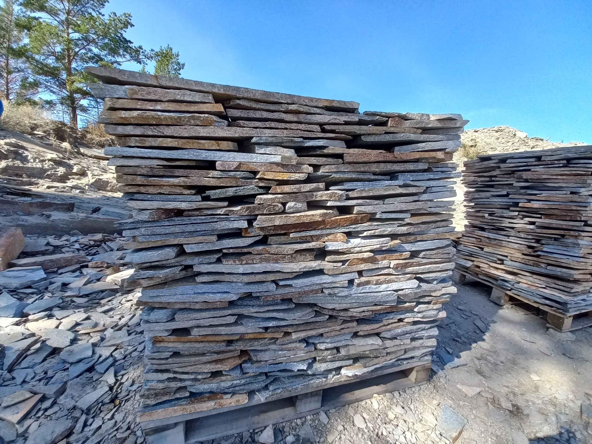 Плитняк златолит серебристый для фасада купить в Курганской области