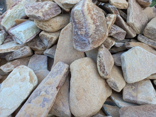 Златолит жёлтый, жёлто-зелёный глыбки и валуны для ланшафтного дизайна купить в Курганской области