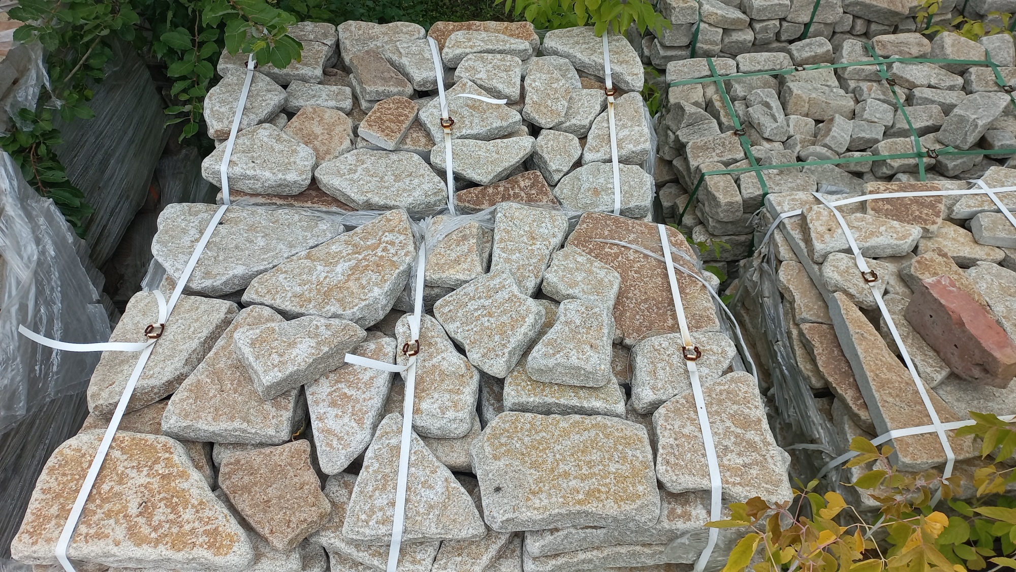 Гранитный плитняк галтованный для мощения купить в Курганской области