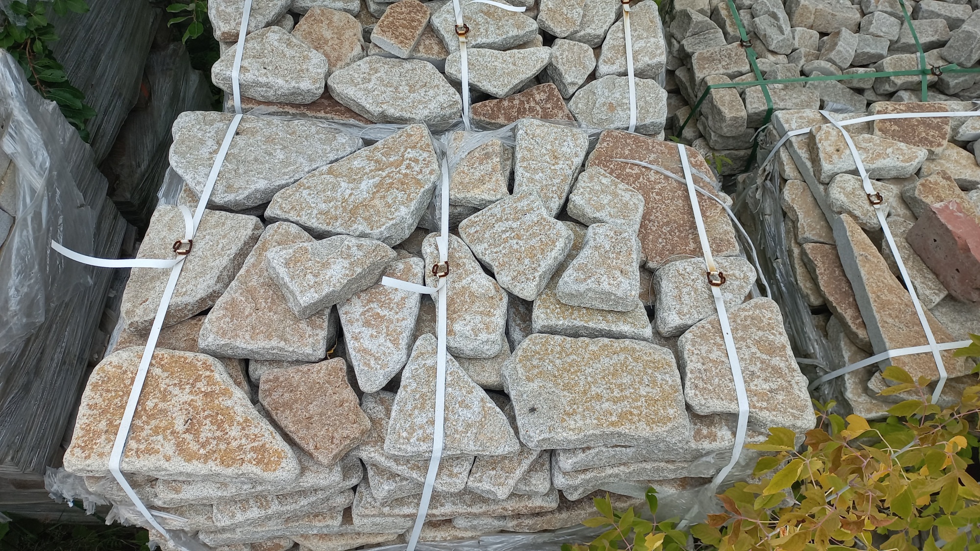 Плитняк галтованный гранитный для ландшафтного дизайна купить в Курганской области