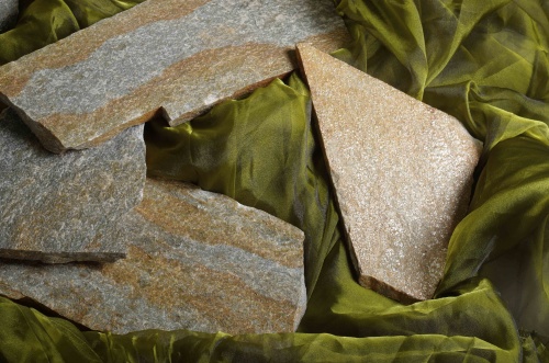 Плитняк златолит Уральский для цоколя, отмостки купить в Курганской области